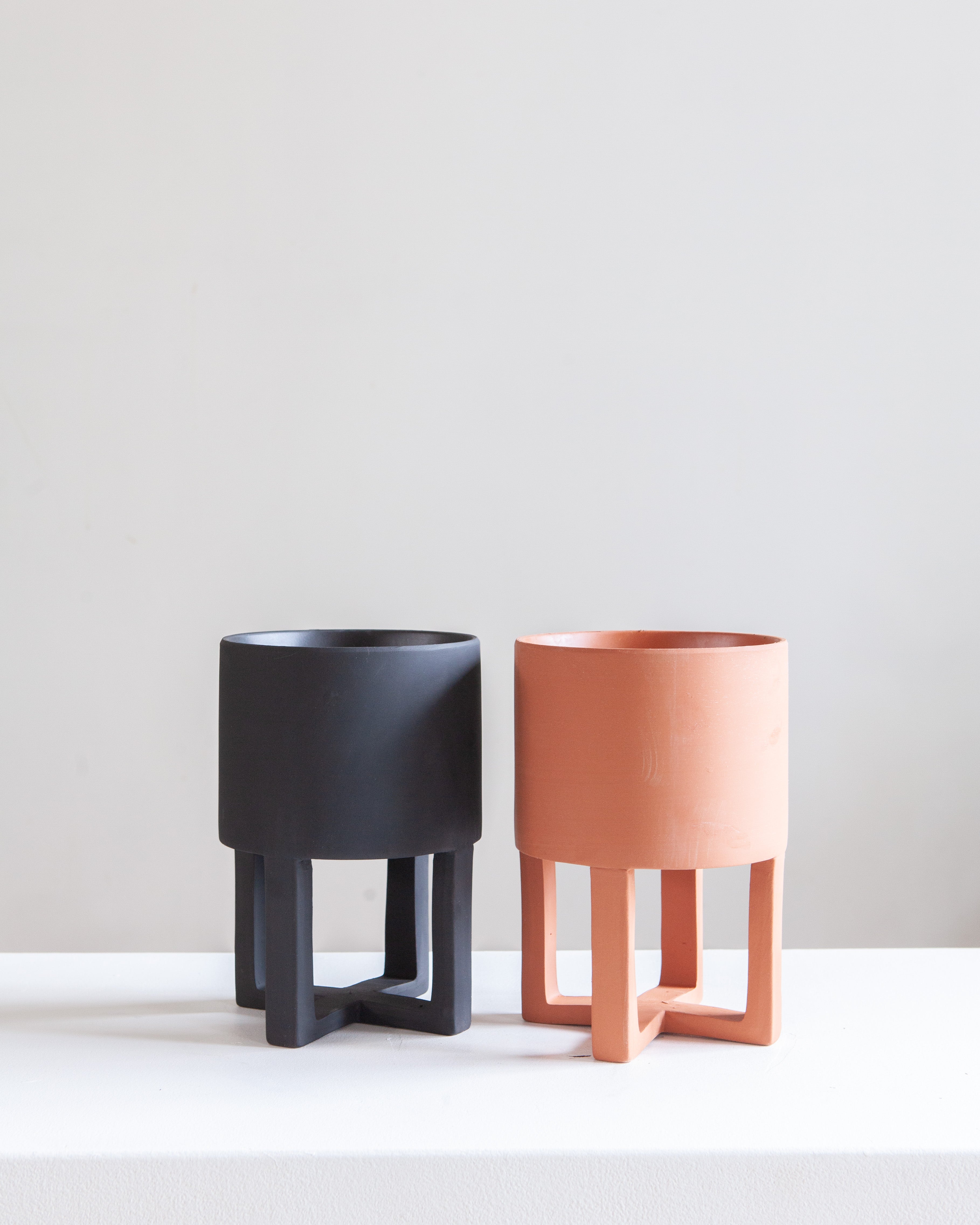 CROSS-LEGGED POT (TERRACOTTA) Small 6.5 Inch